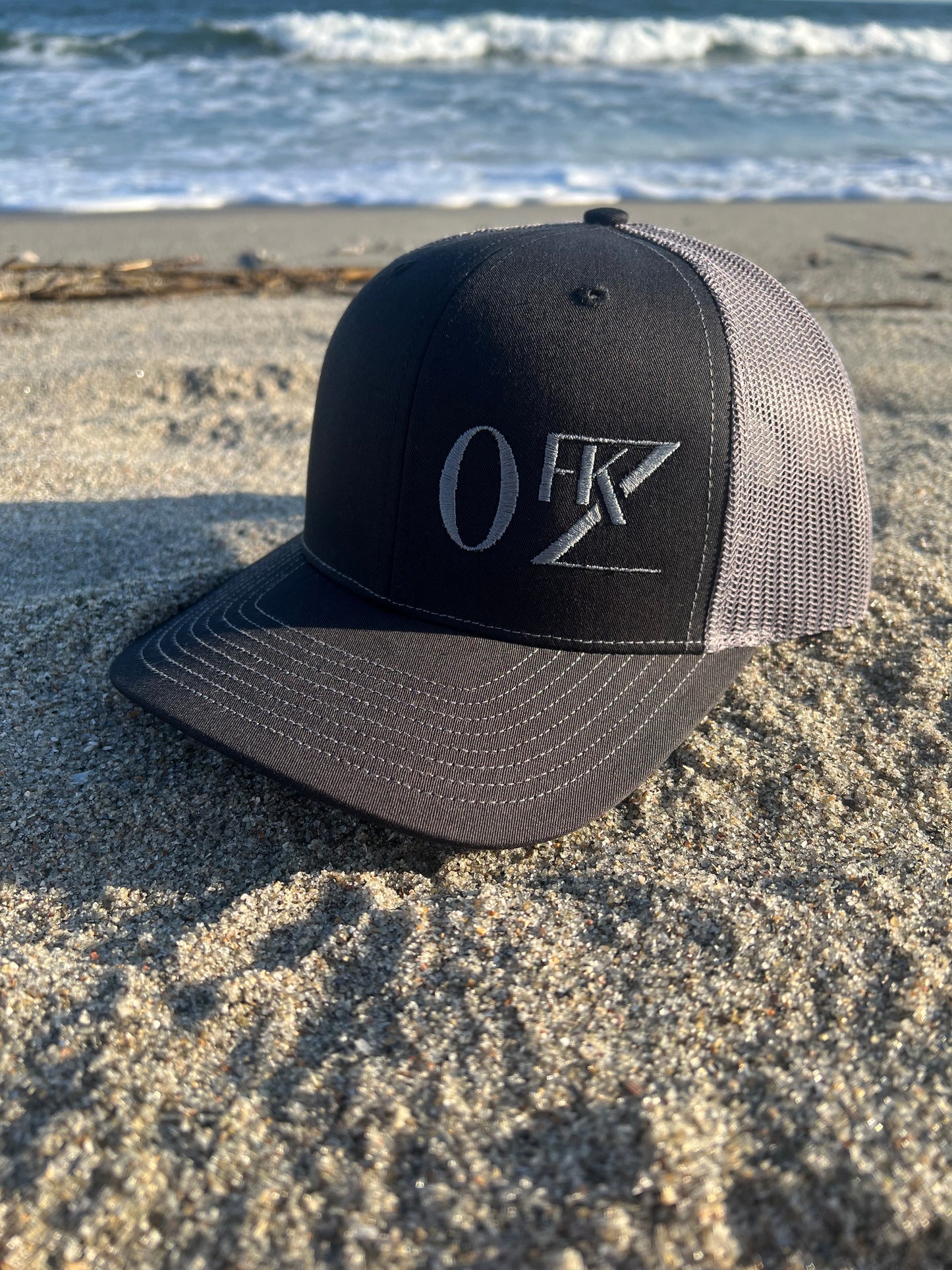 0FKZ Snapback Trucker hat in Black/Charcoal